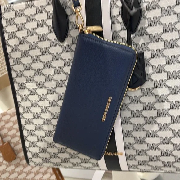 Michael Kors Jet Set Travel Large Travel CONTINENTAL 
Navy - Picture 6 of 16